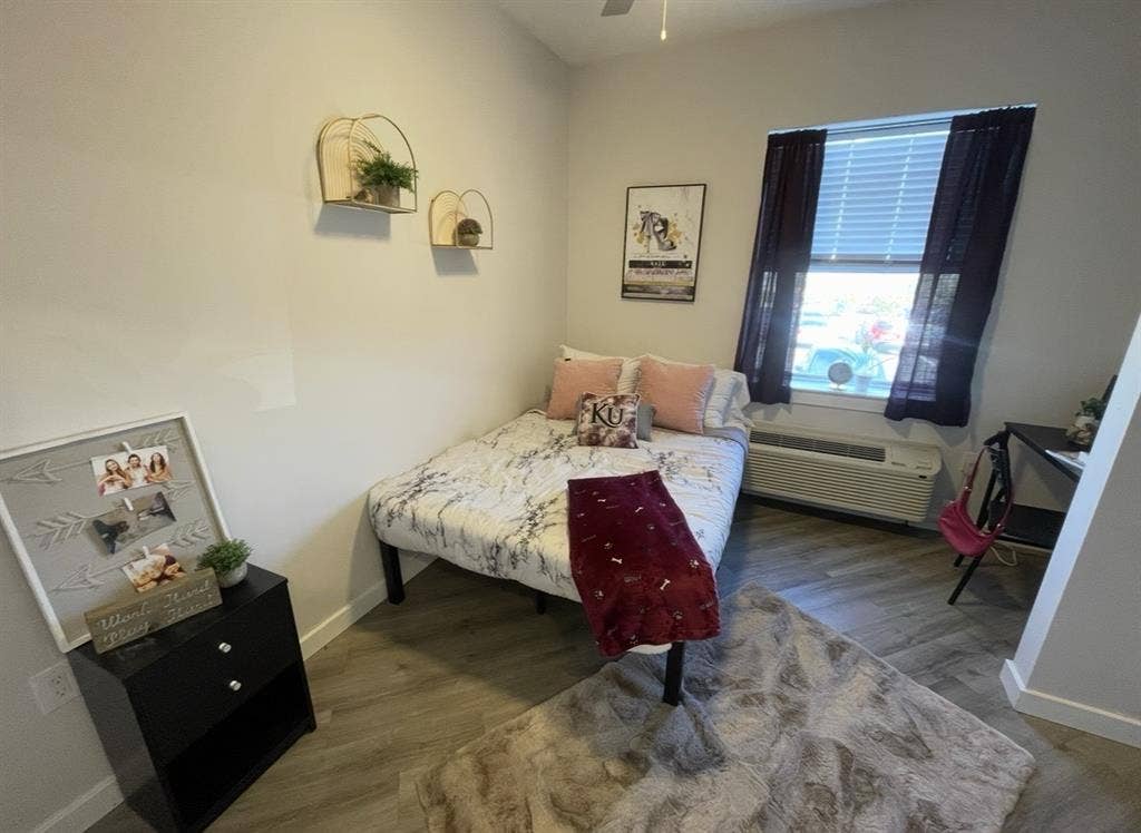 private bedroom/private bathroom