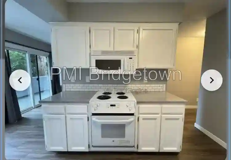 2B 2BA Condo; dog friendly, Oct 1