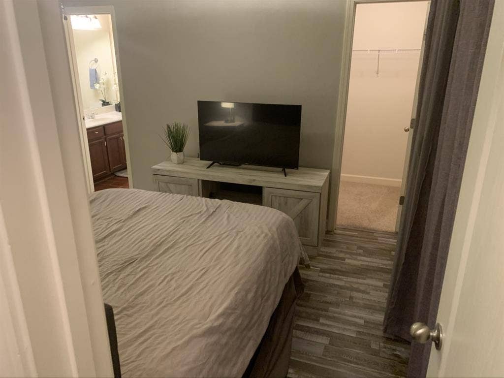 Master bedroom/Private Bath