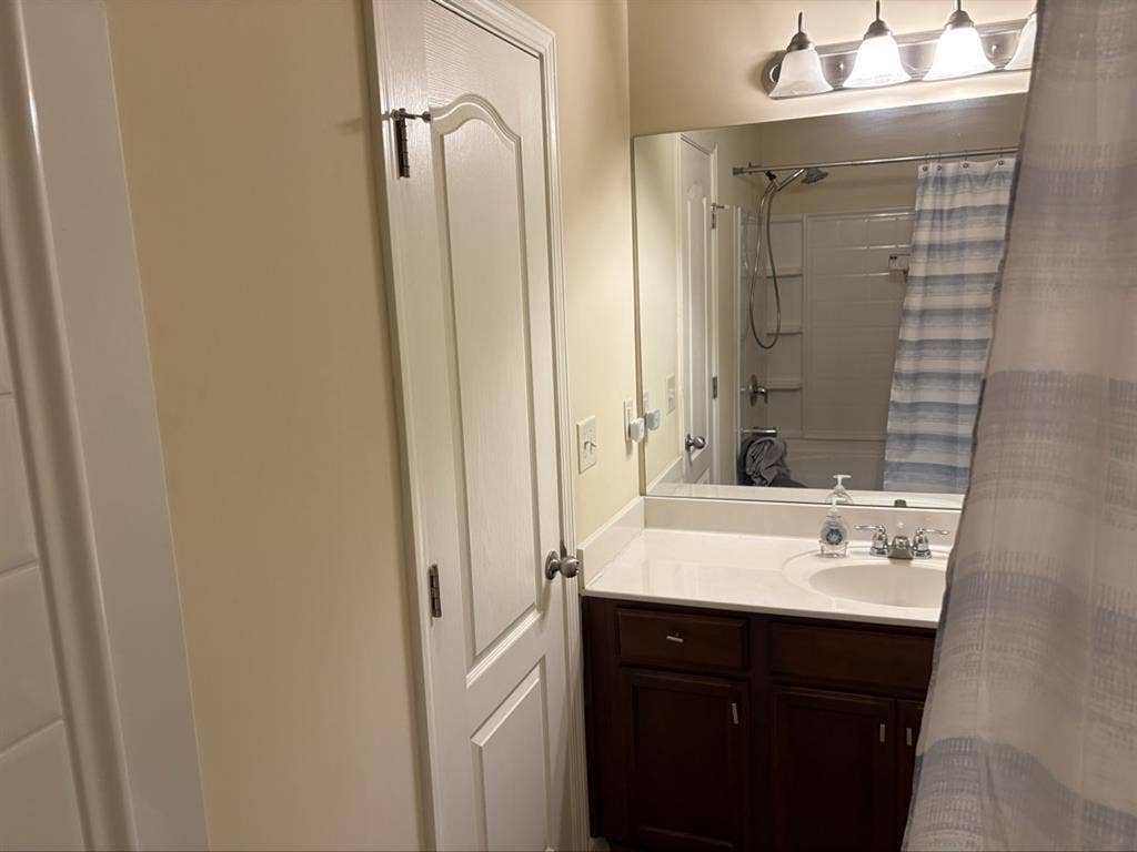 Master bedroom/Private Bath