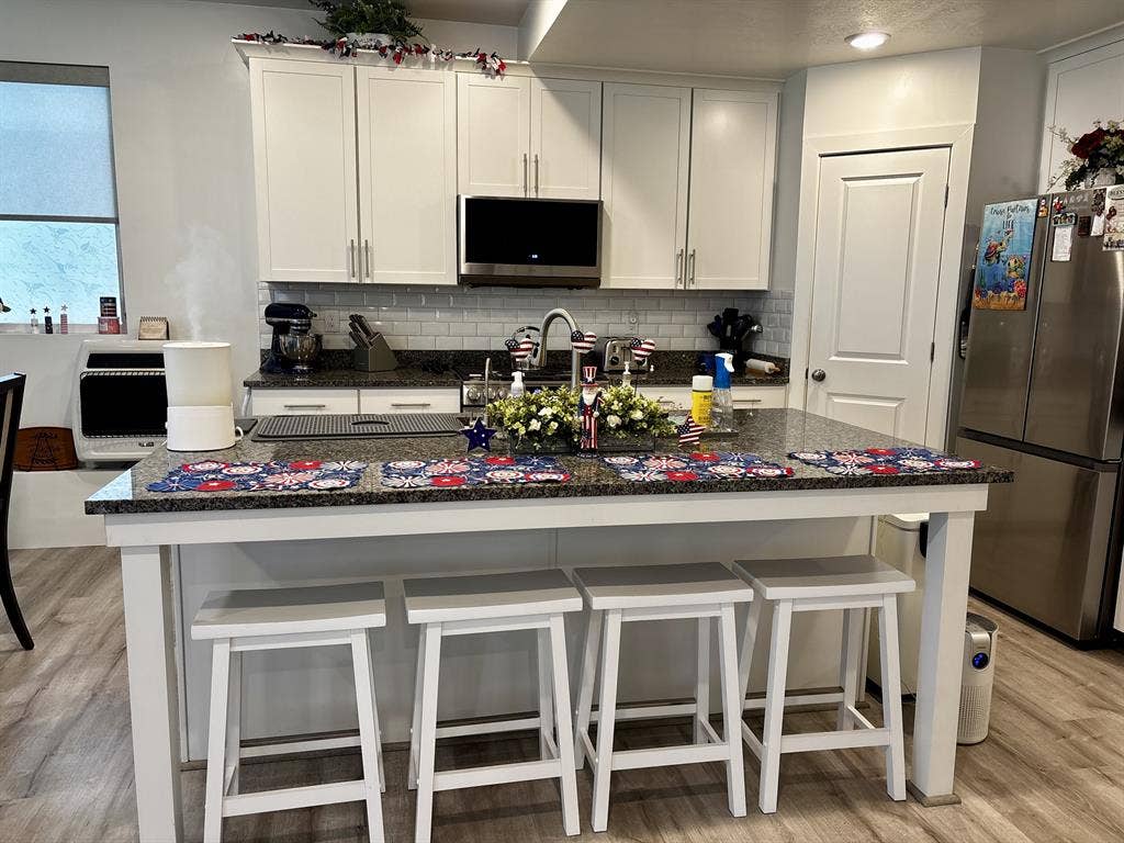 1 bedroom w/ large walk-in closet