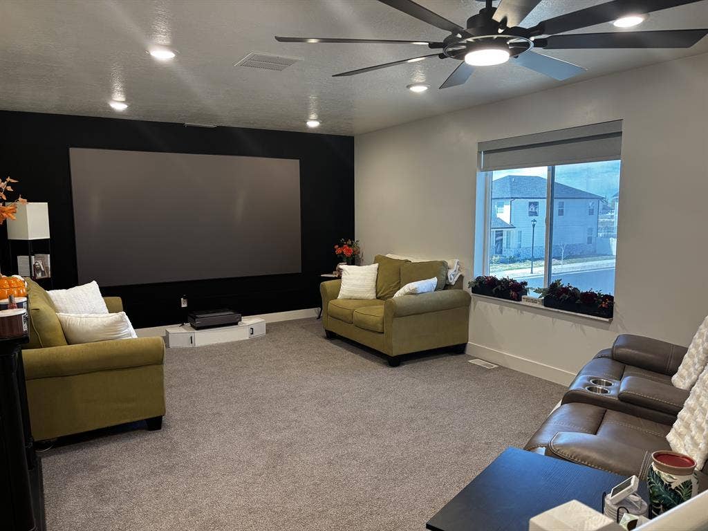 1 bedroom w/ large walk-in closet