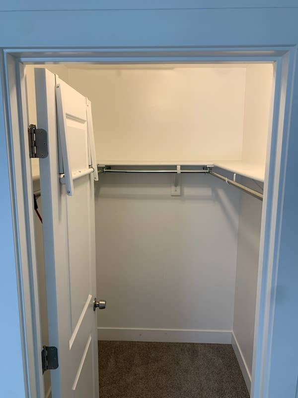 1 bedroom w/ large walk-in closet
