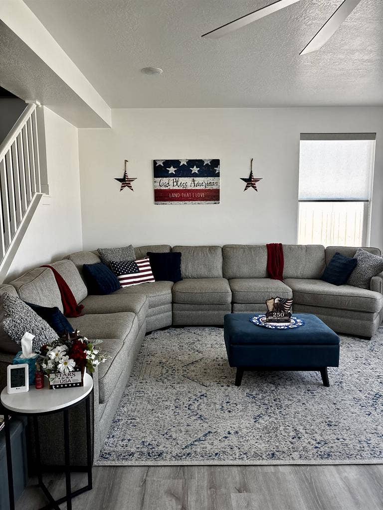 1 bedroom w/ large walk-in closet