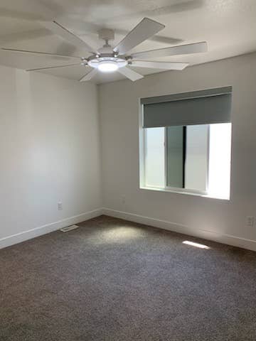 1 bedroom w/ large walk-in closet