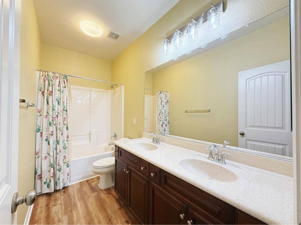 Private Room Shared Bath w/1 Lady