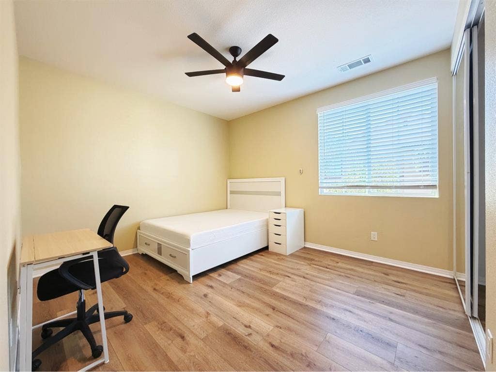 Private Room Shared Bath w/1 Lady