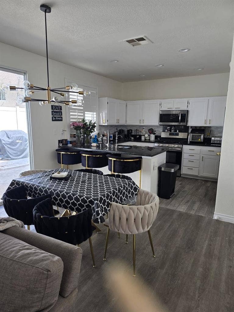 SPACIOUS ROOM + PRIVATE BATHROOM