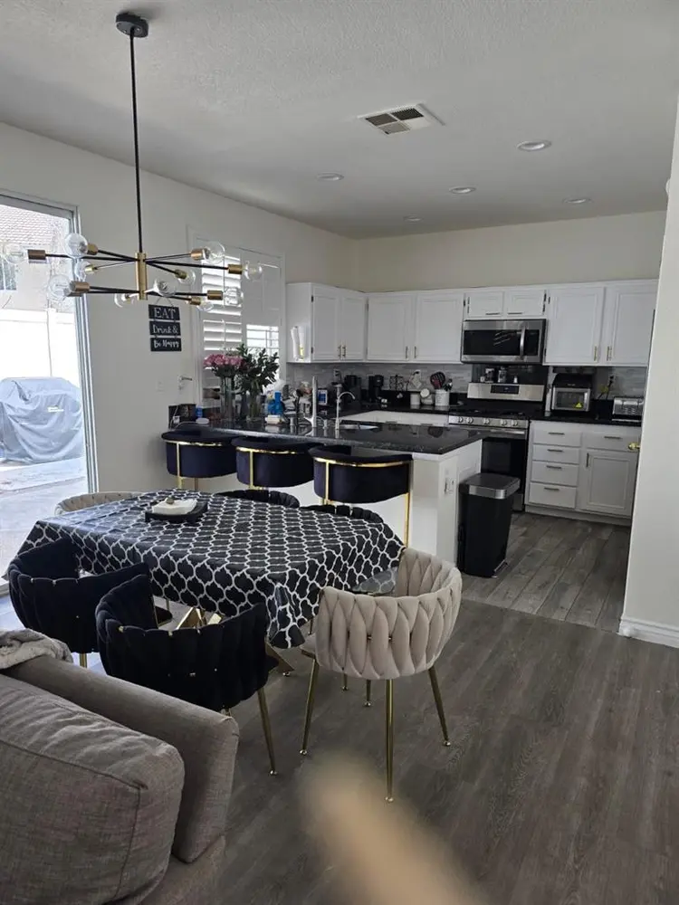 SPACIOUS ROOM + PRIVATE BATHROOM