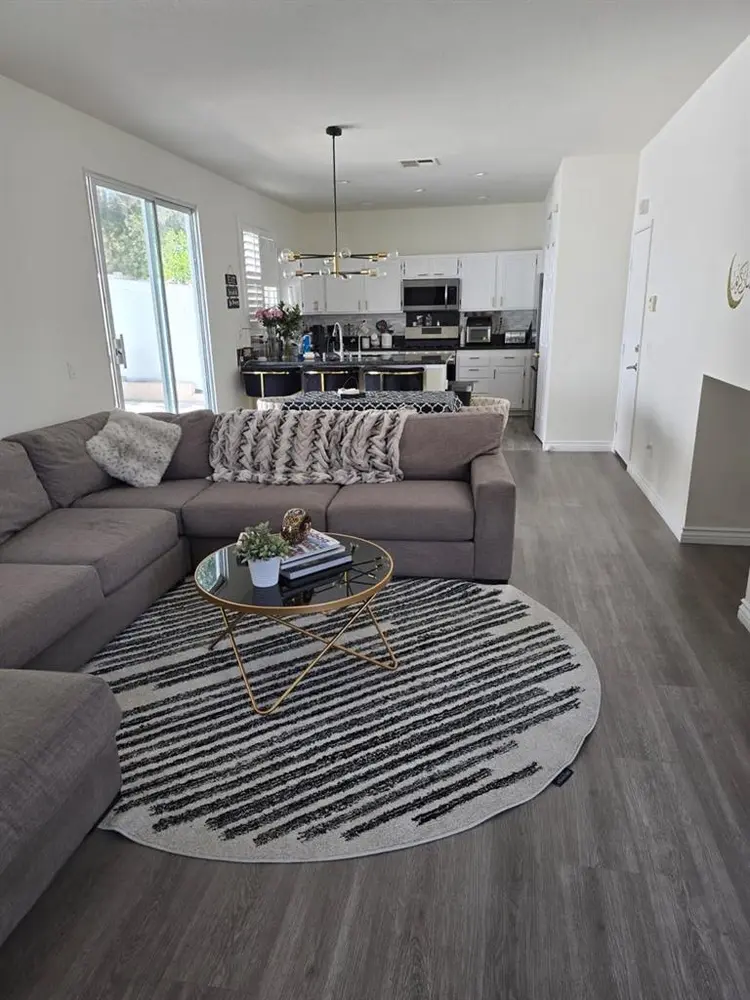 SPACIOUS ROOM + PRIVATE BATHROOM