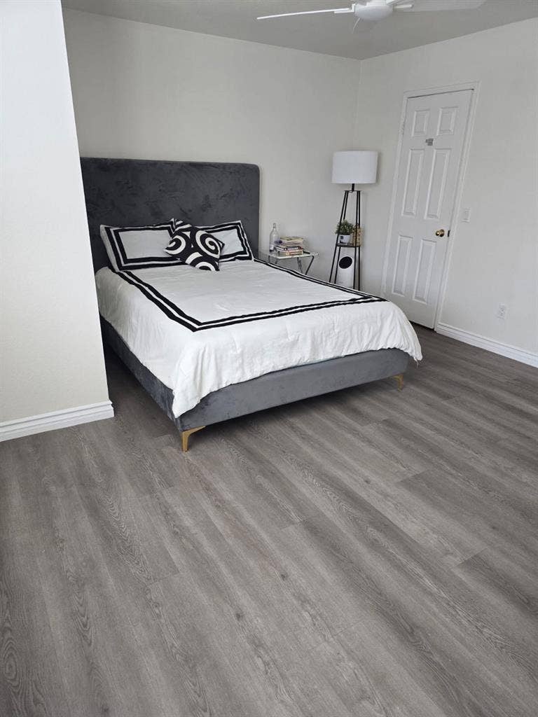SPACIOUS ROOM + PRIVATE BATHROOM