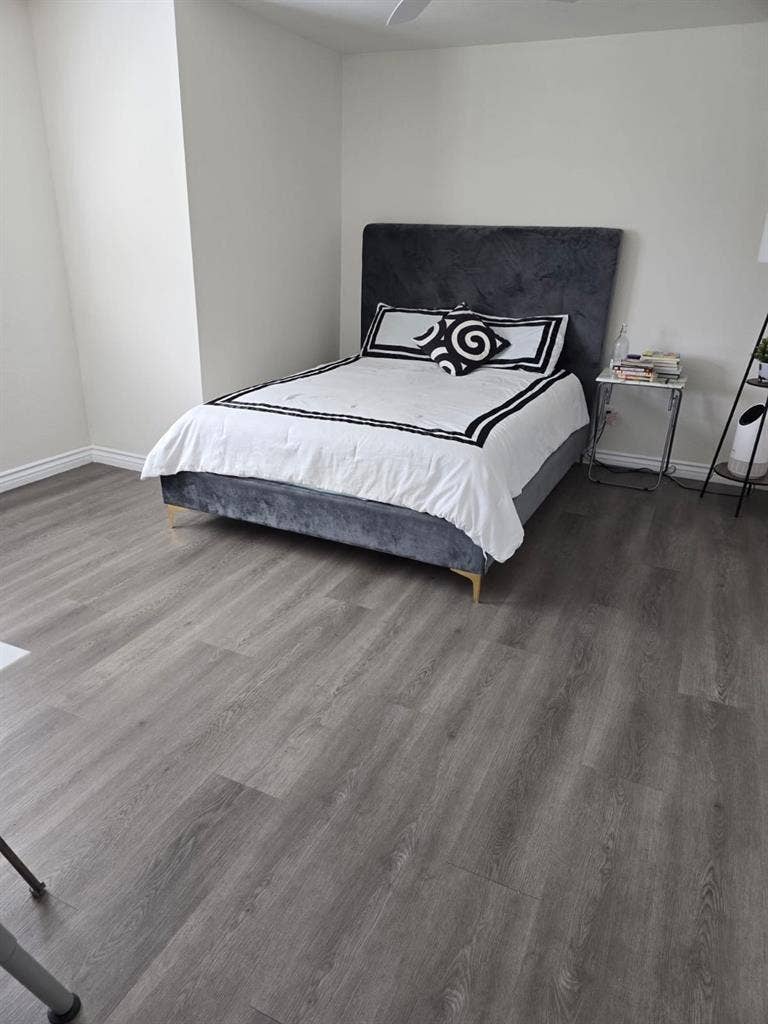 SPACIOUS ROOM + PRIVATE BATHROOM