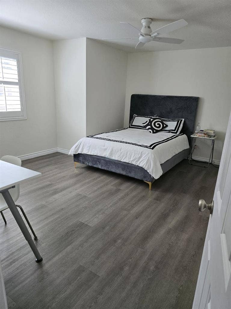 SPACIOUS ROOM + PRIVATE BATHROOM