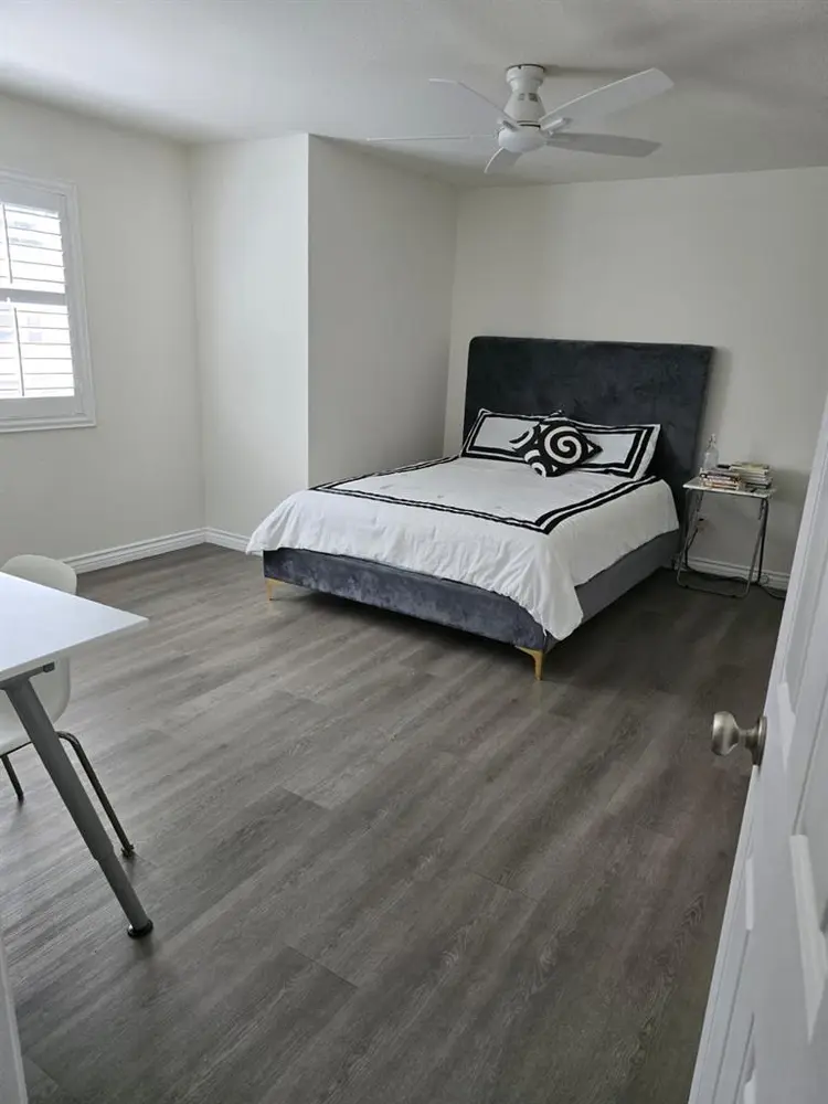SPACIOUS ROOM + PRIVATE BATHROOM