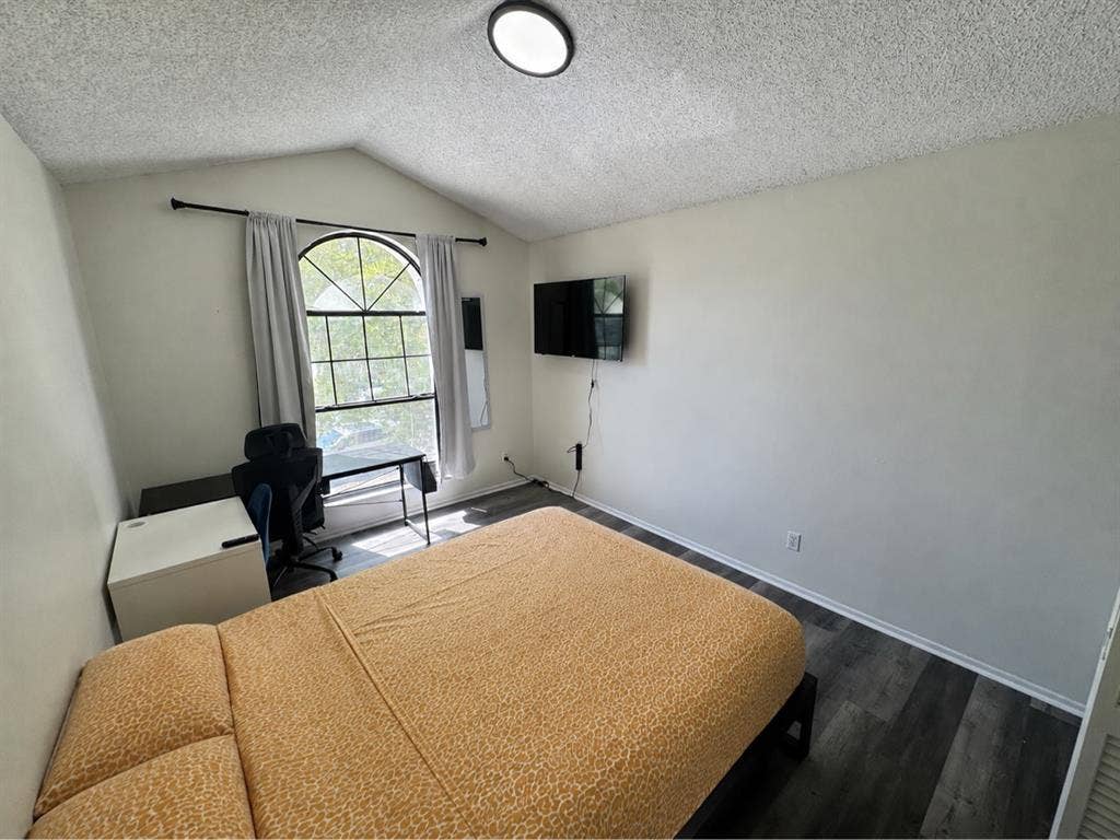 Fully Furnished Private Bedroomm