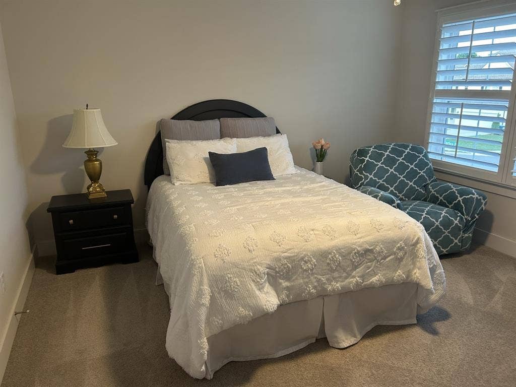 Furnished bedroom $ 850.00