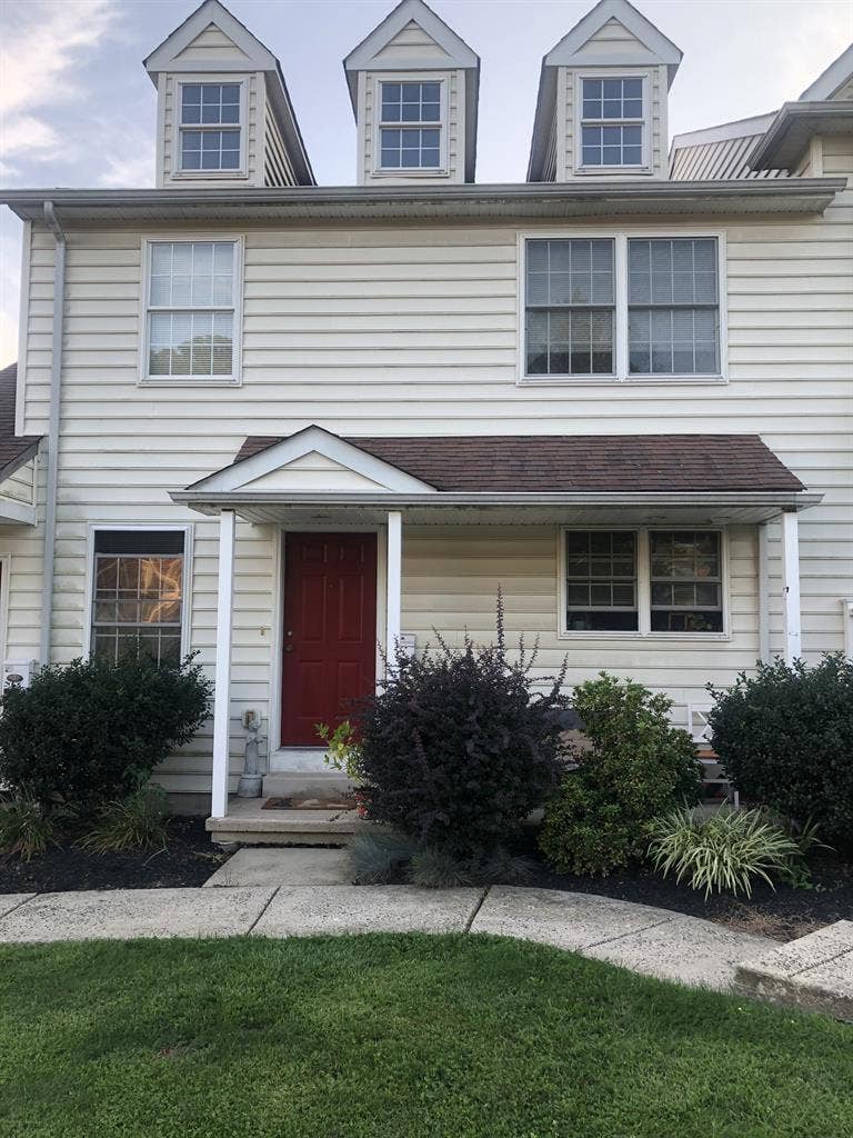 850 room in 2 bdrm Souderton