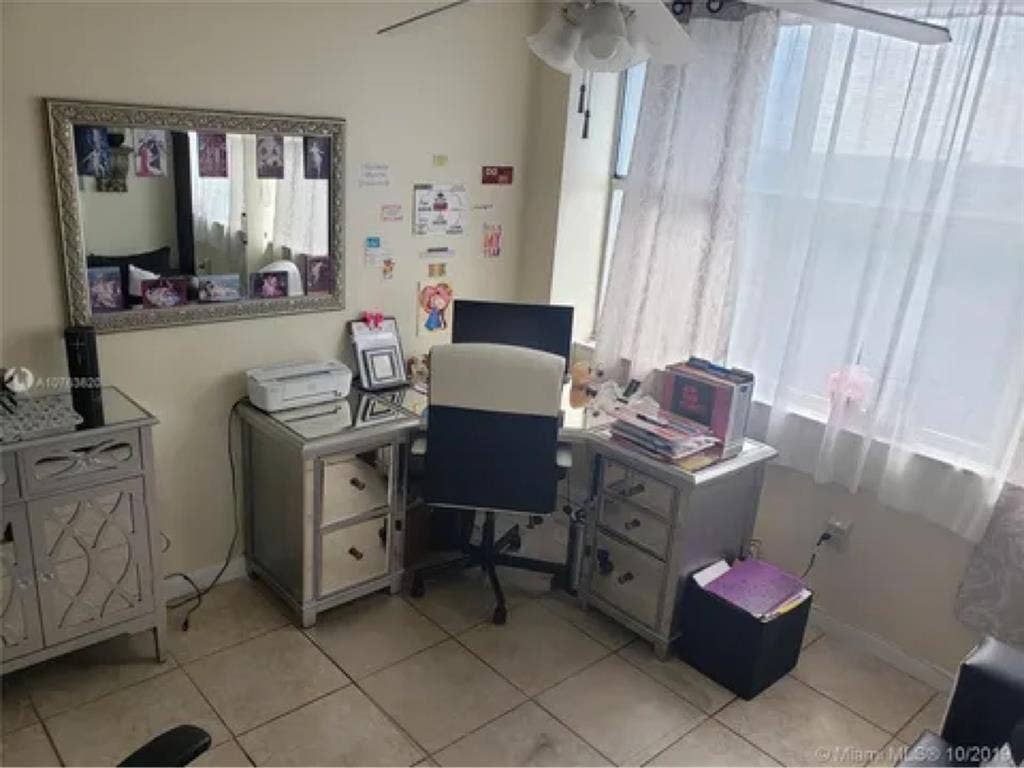 Female Roommate 50+
