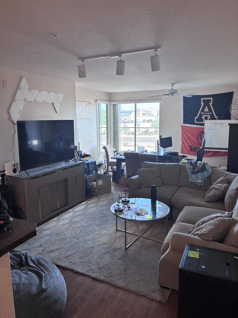 Looking for roomate
