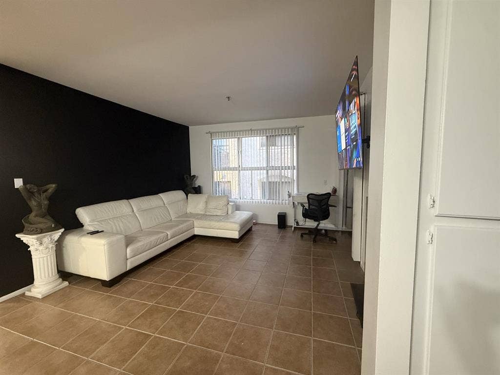Room for rent in downtown LB