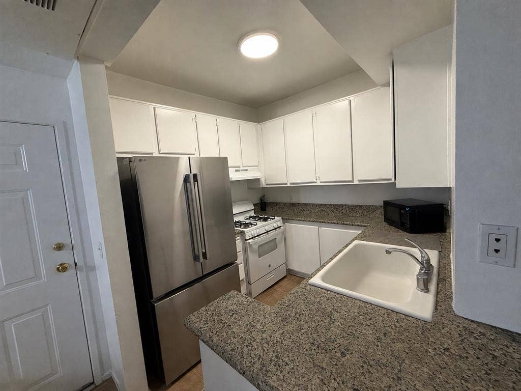 Room for rent in downtown LB