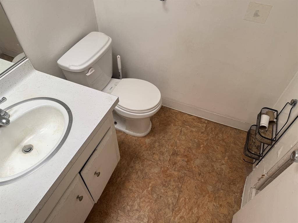 $1245 HUGE MASTER - PRIVATE BATH