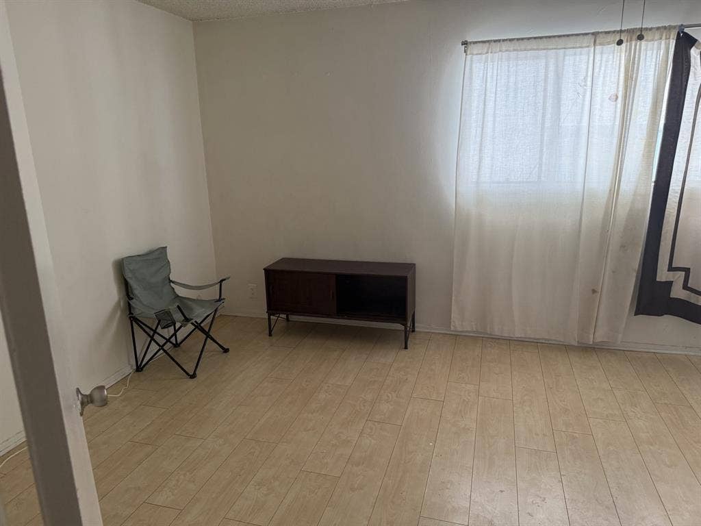 $1245 HUGE MASTER - PRIVATE BATH