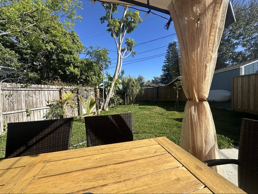 ROOM FOR RENT IN SPACIOUS DUPLEX