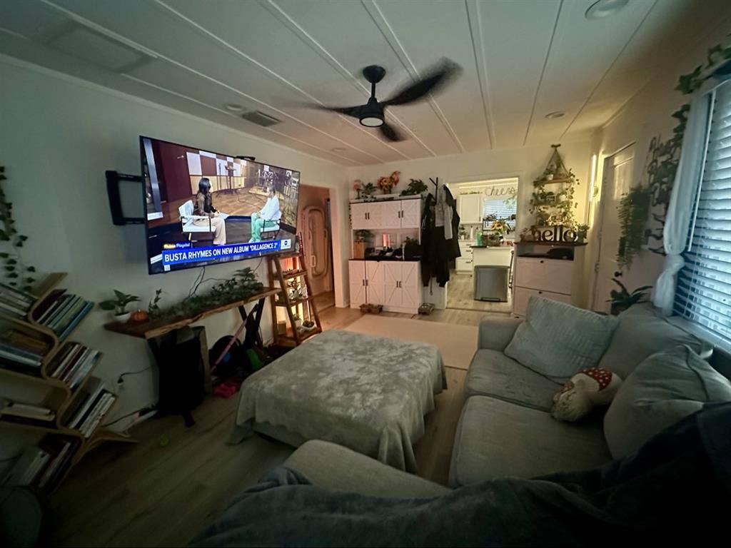 ROOM FOR RENT IN SPACIOUS DUPLEX