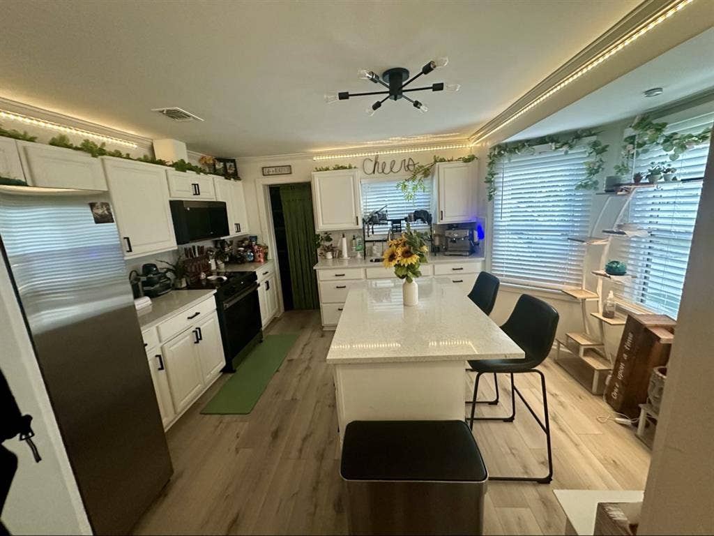 ROOM FOR RENT IN SPACIOUS DUPLEX