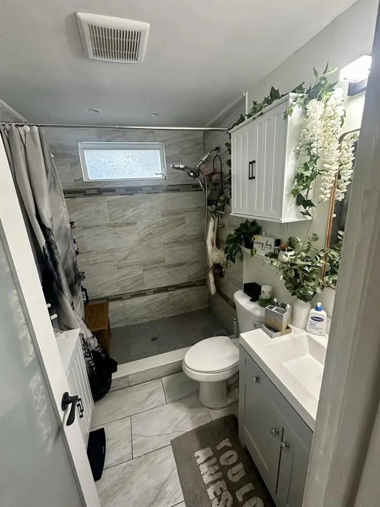 ROOM FOR RENT IN SPACIOUS DUPLEX
