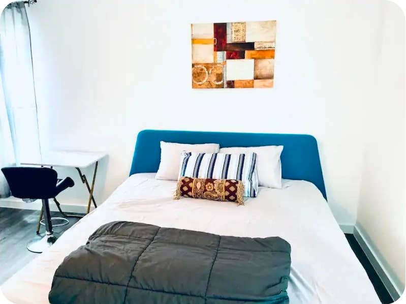 1 BEDROOM with Shared Bathroom