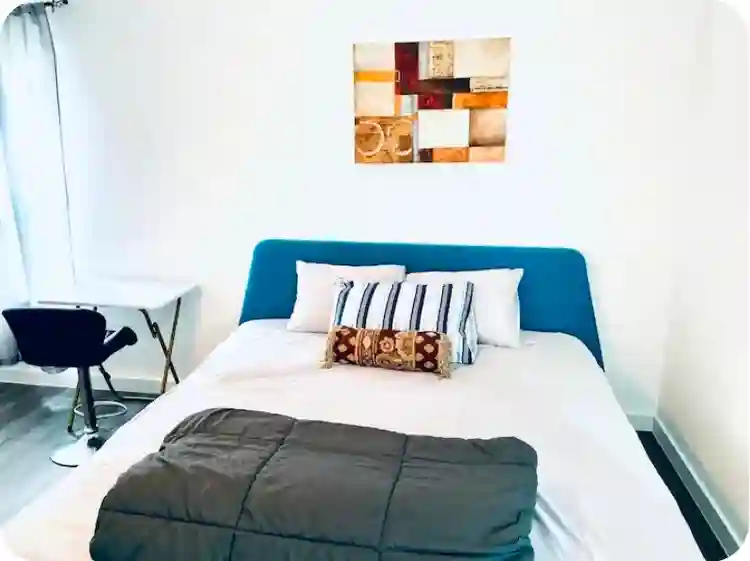 1 BEDROOM with Shared Bathroom