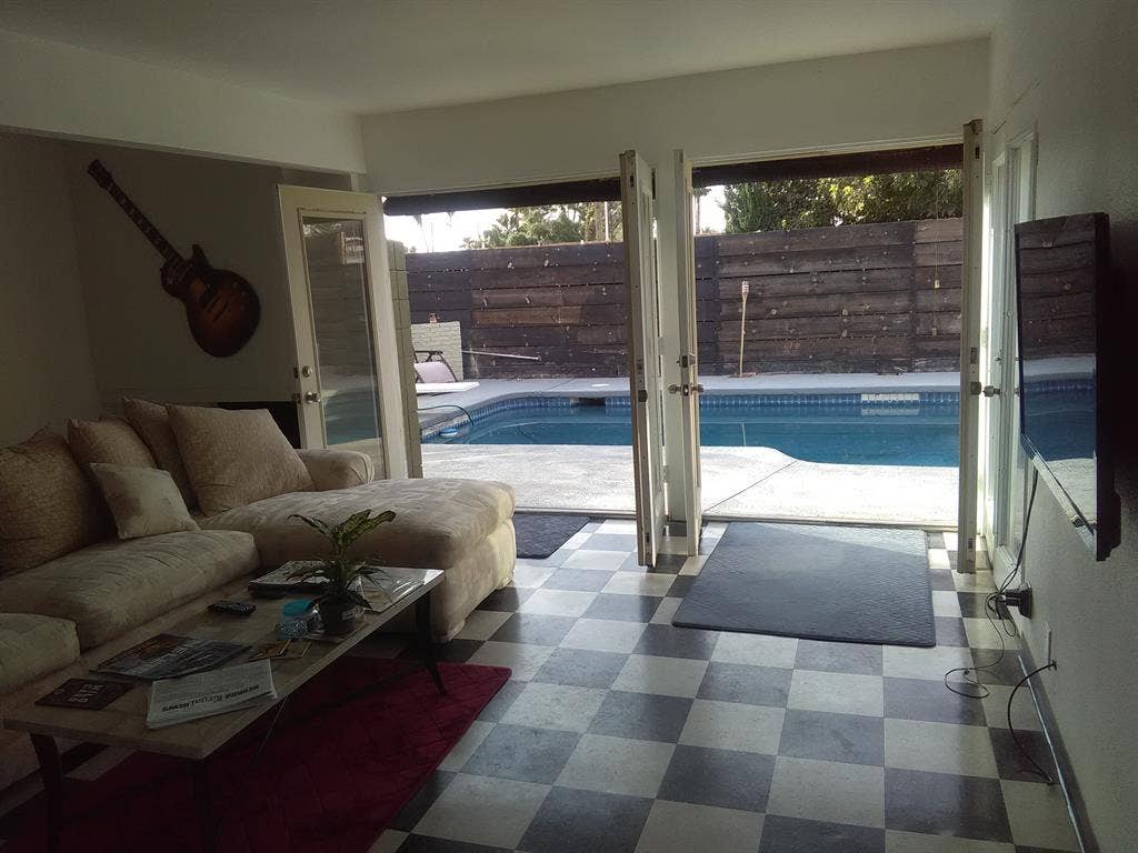 Room Available/ Pool