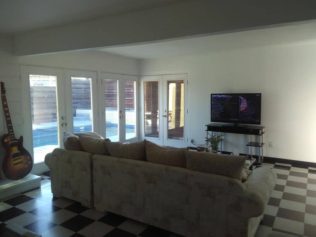 Room Available/ Pool