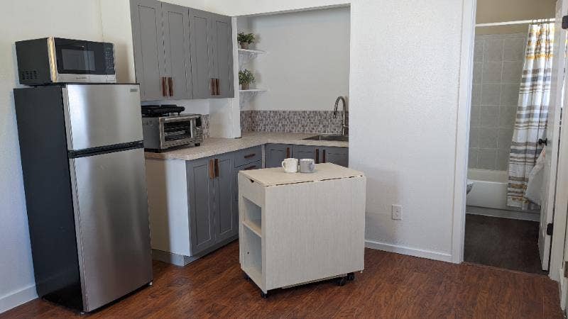 Private entry/attached 1 bd ADU/MIL