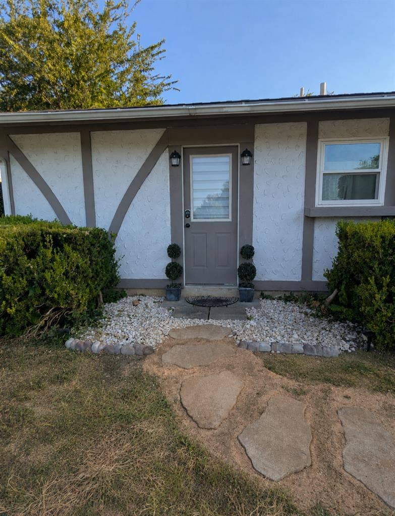 Private entry/attached 1 bd ADU/MIL