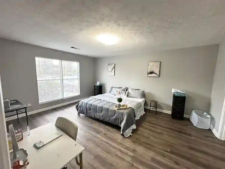 Huge room,
11 From Airport,Quiet