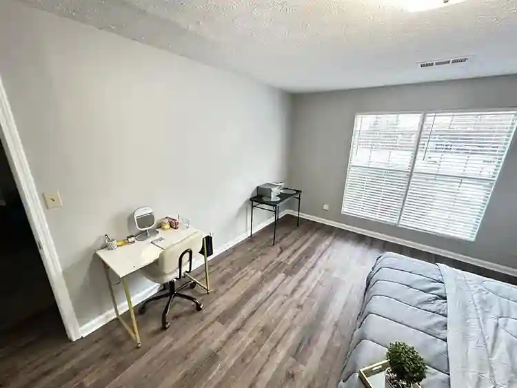 Huge room,
11 From Airport,Quiet