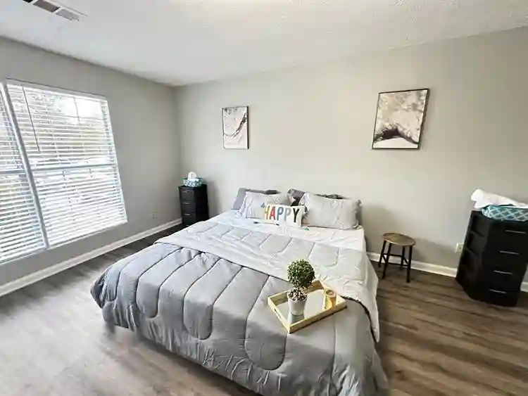 Huge room,
11 From Airport,Quiet