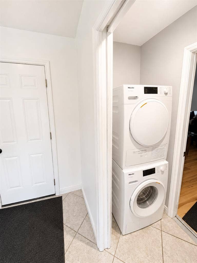Large Room for Rent SE Cape Corall