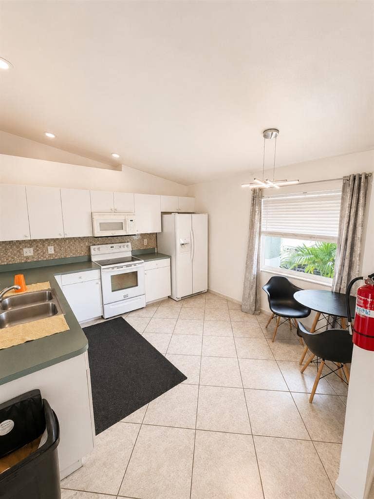 Large Room for Rent SE Cape Corall