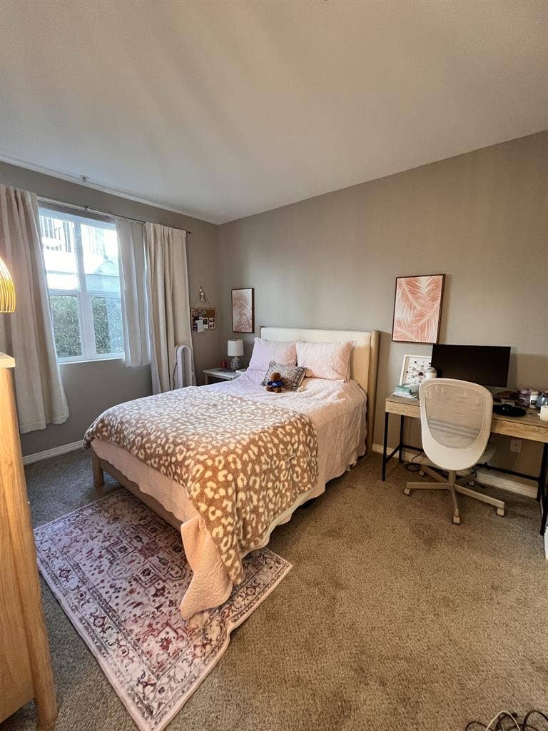 Looking for a female roommate