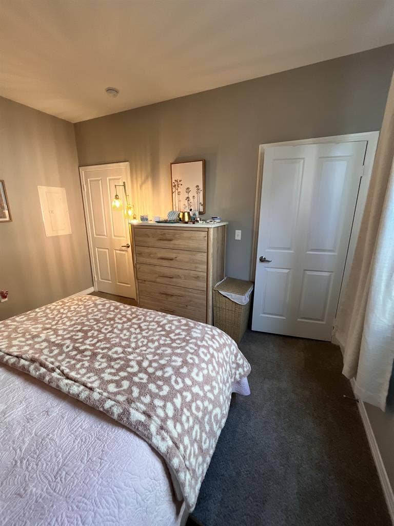 Looking for a female roommate