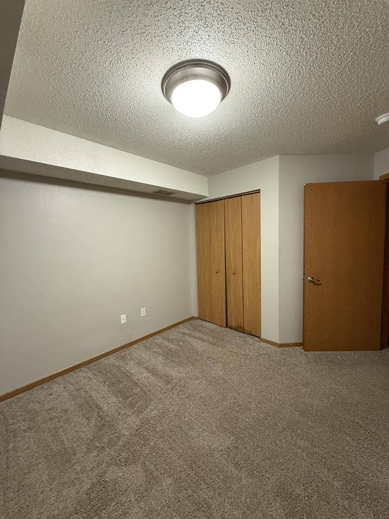 Looking for 1 female roommate