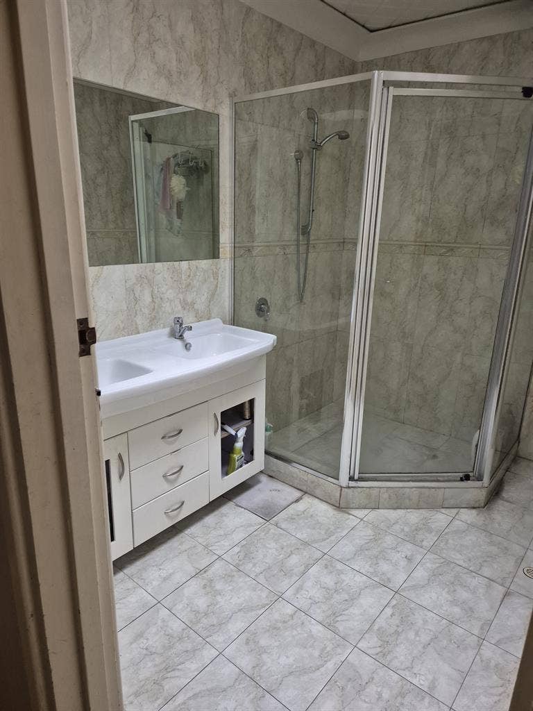Room for rent in rossmoyne