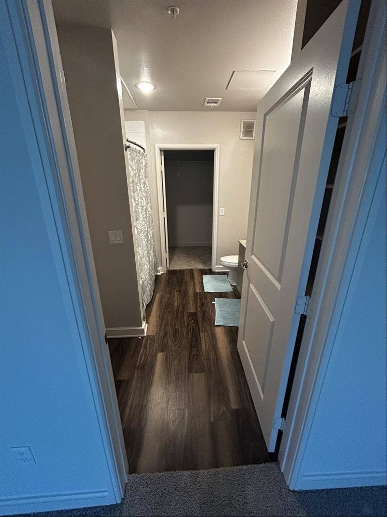 Looking for roommate