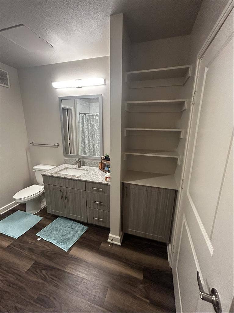 Looking for roommate