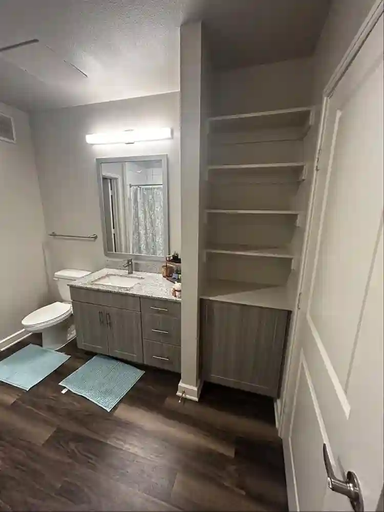Looking for roommate
