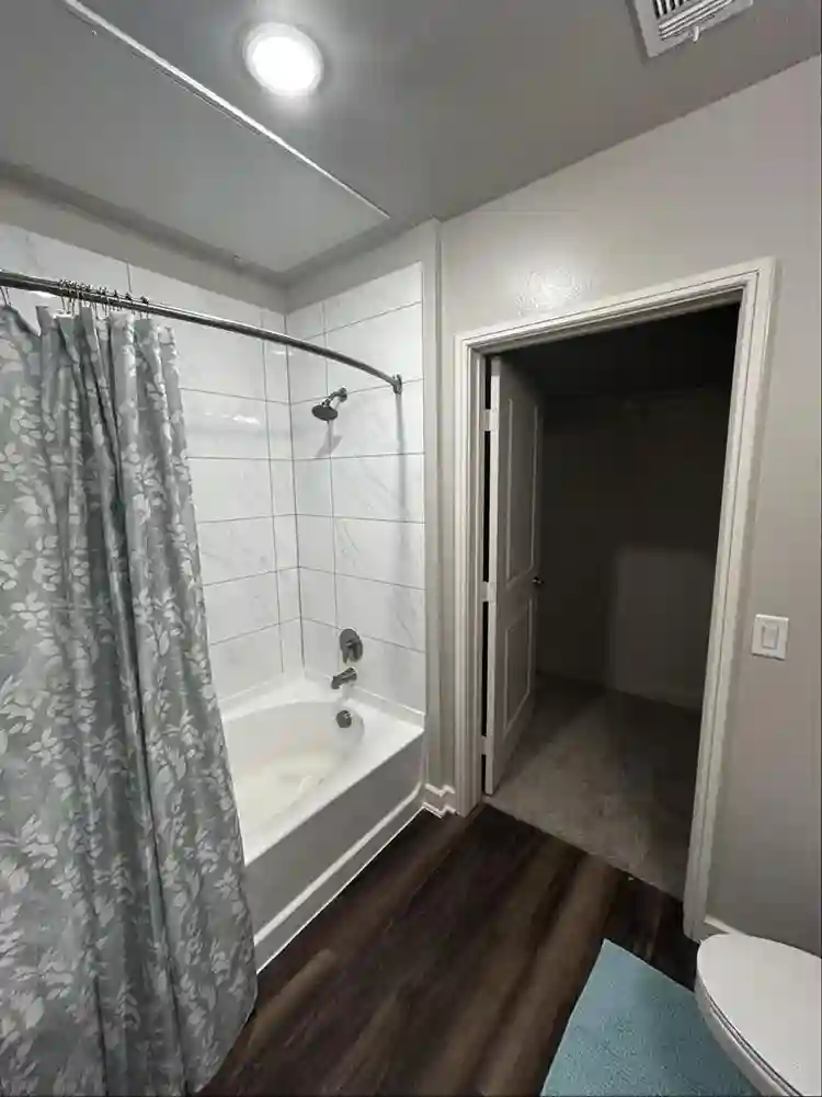 Looking for roommate
